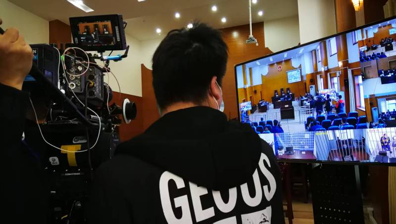 AI生成VS人工创意——坡头区广告片拍摄公司的技术浪漫主义实践